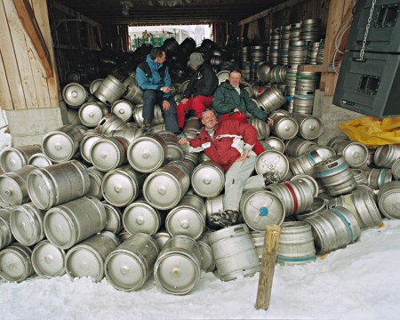 maenner-auf-bierfaesser-04